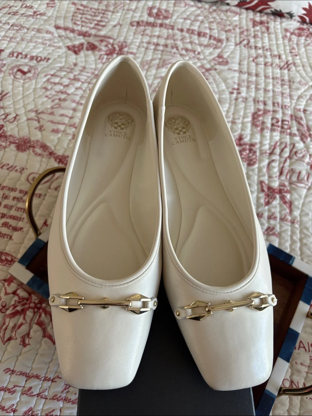 Vince Camuto Ivory Leather VIRNA Flats with Gold Hardware SZ 10M (Like New)